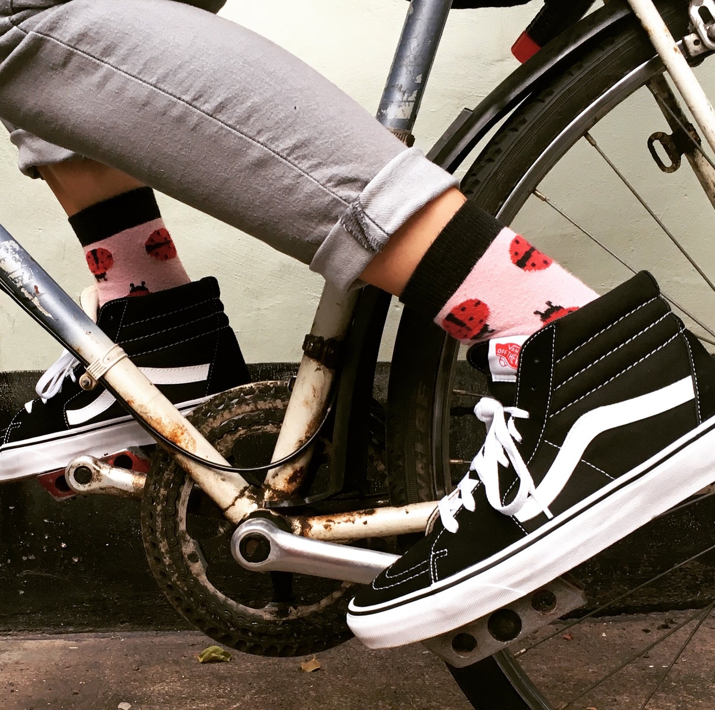 Socken in rosa,rot und schwarz mit kleinen Marienkäfern als Allovermuster,organic und fair,cute,