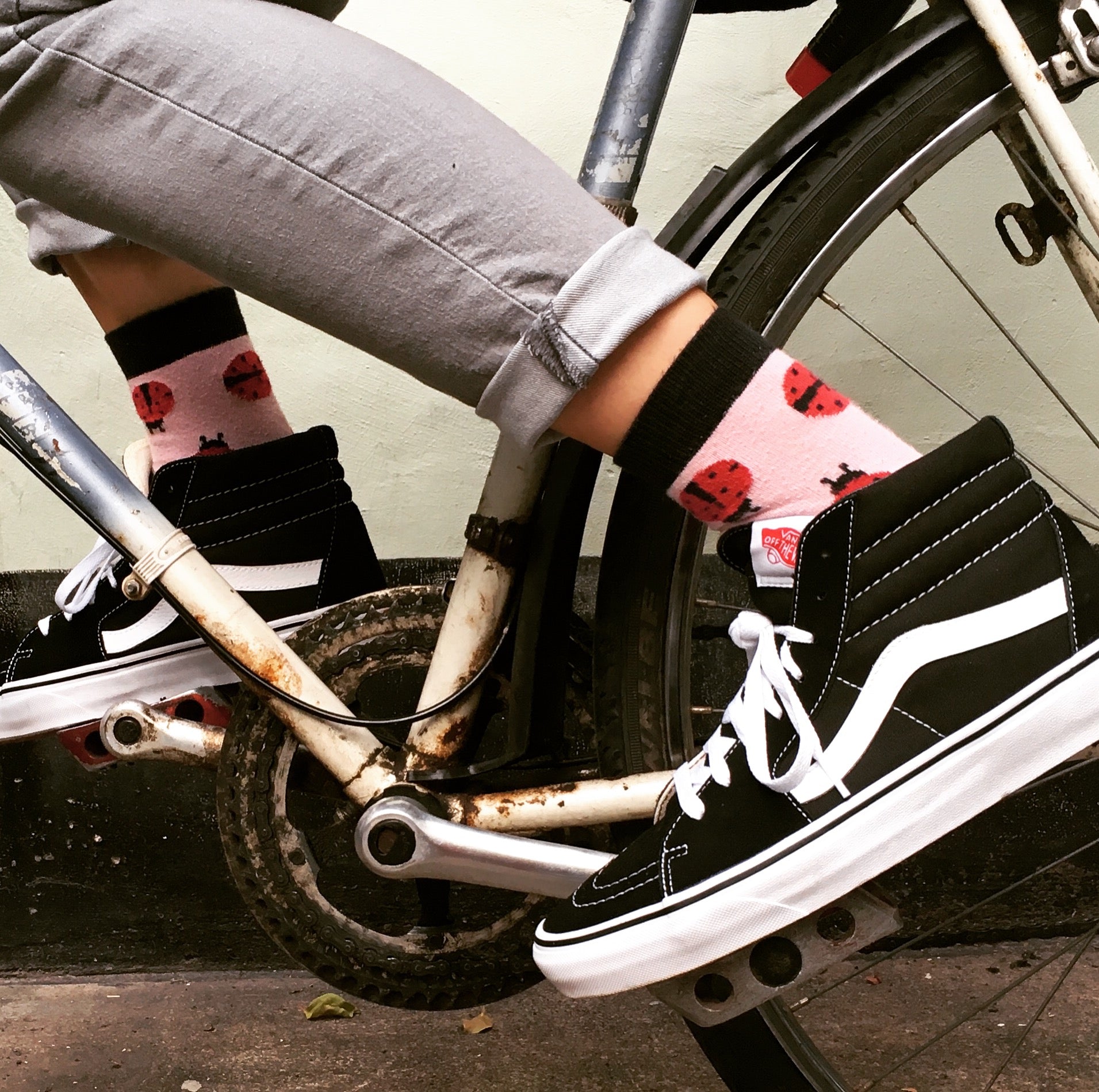 Socken in rosa,rot und schwarz mit kleinen Marienkäfern als Allovermuster,organic und fair,cute,