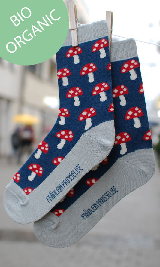 Kindersocken mit Fliegenilz Muster in blau,rotnd grau.