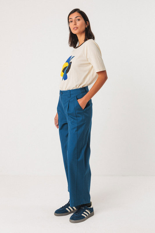 Blaue Damenhose die in der Taille sitzt mit weitem Bein,