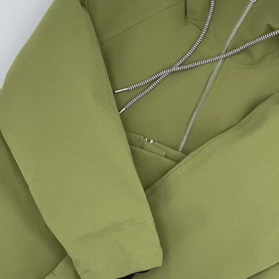 Danefae Jacke Daneroyal wird geöffnet, das Innenfutter herausgeknöpft und die Kapuze gezeigt, die Jacke ist oliv einfarbig.