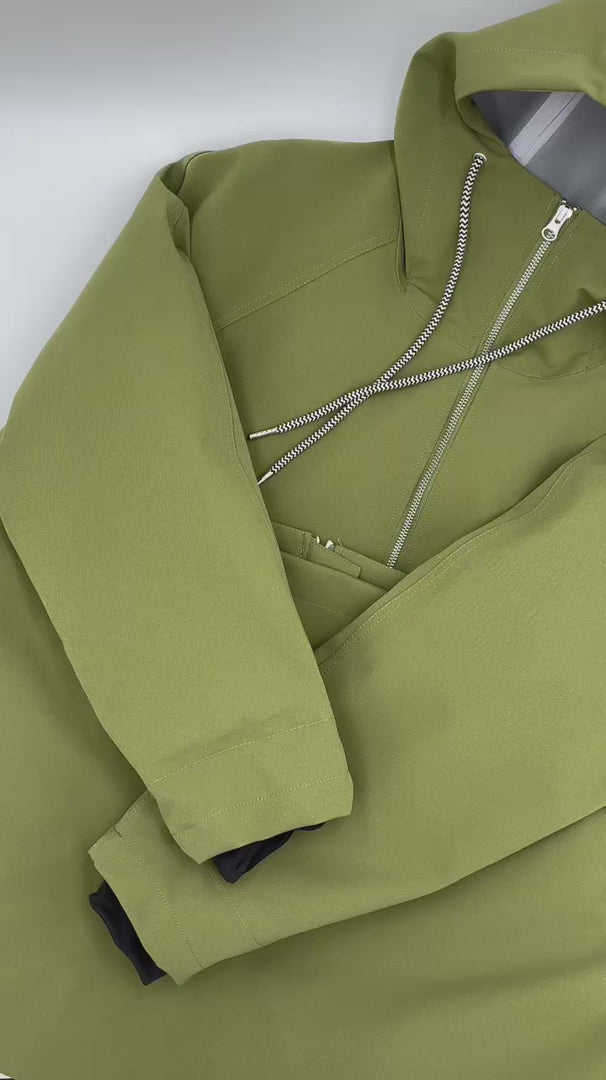 Danefae Jacke Daneroyal wird geöffnet, das Innenfutter herausgeknöpft und die Kapuze gezeigt, die Jacke ist oliv einfarbig.